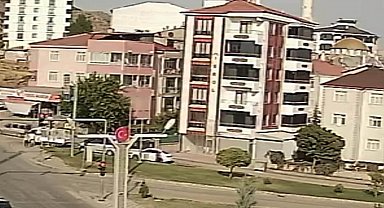 El freni çekilmeden bırakılan otomobil cadde boyu ilerleyip tarlaya uçtu