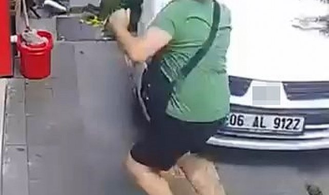 El freni çekilmeyen otomobil kaldırıma çıktı, yaya ezilmekten son anda kurtuldu