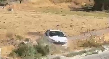 El freni çekilmeyen otomobil şarampole yuvarlandı