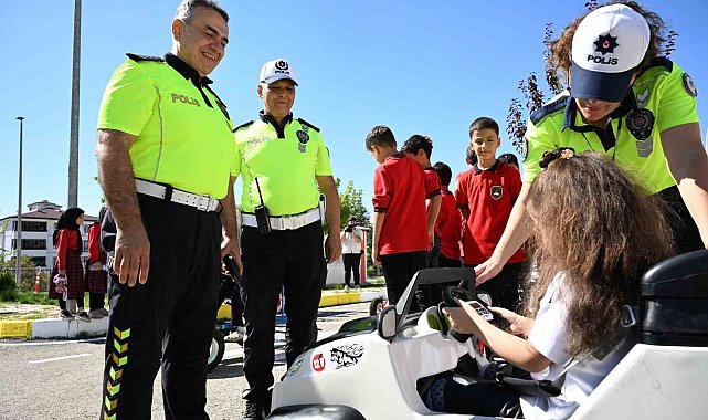 Elazığ'da çocuklar trafik kurallarını eğlenerek öğrendi