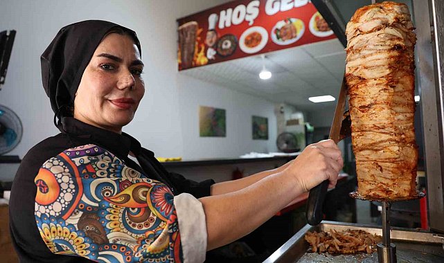 Elazığ'da iki çocuk annesi kadın girişimci, döner tezgahının başına geçti