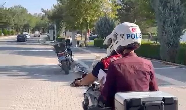 Elazığ'da KPSS sınavına geç kalanların yardımına polisler yetişti