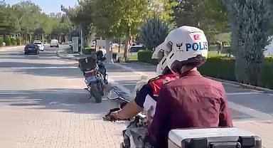 Elazığ'da KPSS sınavına geç kalanların yardımına polisler yetişti
