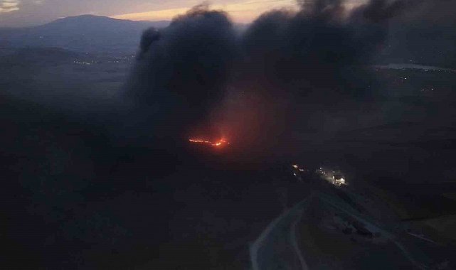 Elazığ'da lastik deposunda yangın: Ekiplerin müdahalesi sürüyor
