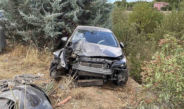 Elazığ'da otomobil ağaca çarptı: 4 yaralı