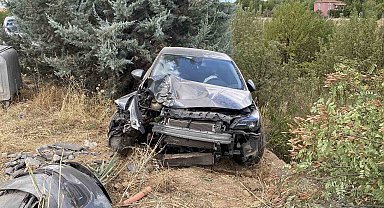 Elazığ'da otomobil ağaca çarptı: 4 yaralı