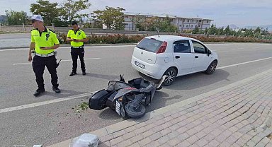 Elektrikli bisiklet park halindeki otomobile çarptı: 1 yaralı