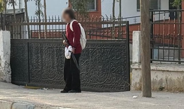Elinde silahla okula gelen öğrenci böyle görüntülendi