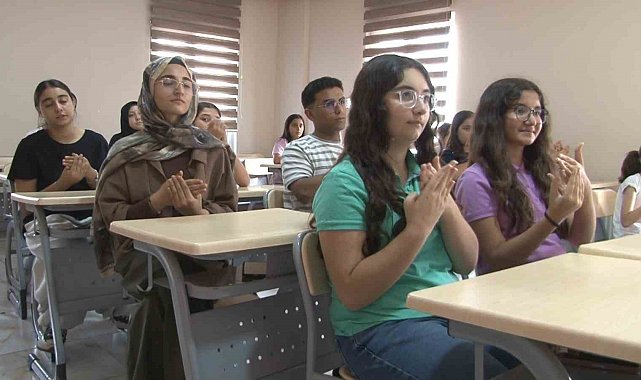 Engelleri aşmak için işaret dili öğreniyorlar