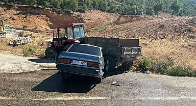 Ermenek'te otomobil traktörün römorkuna çarptı: 3 yaralı
