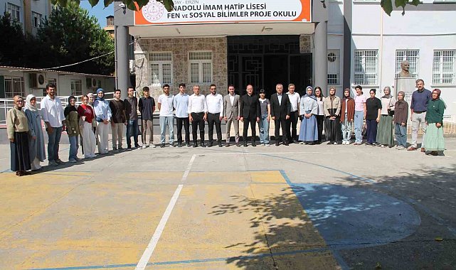 Erzin'de Kaymakam Akpınar, YKS'de başarı gösteren öğrencilerle bir araya geldi