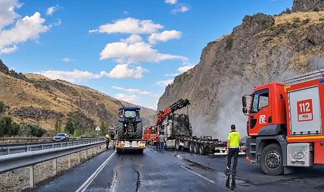 Erzincan-Erzurum kara yolunda hayvan yemi yüklü tır yandı