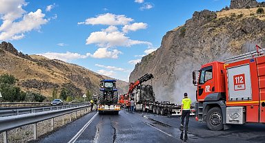 Erzincan-Erzurum kara yolunda hayvan yemi yüklü tır yandı