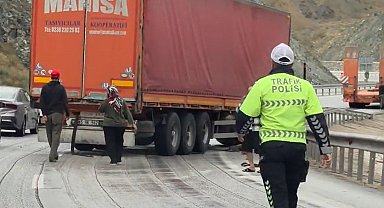 Erzincan-Sivas kara yolunda tır bariyere çarptı