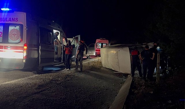 Erzincan'da bal yüklü minibüs devrildi: 3 yaralı