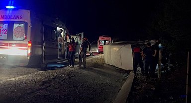 Erzincan'da bal yüklü minibüs devrildi: 3 yaralı