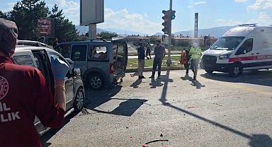 Erzincan'da iki otomobilin çarpıştığı kazada 4 kişi yaralandı