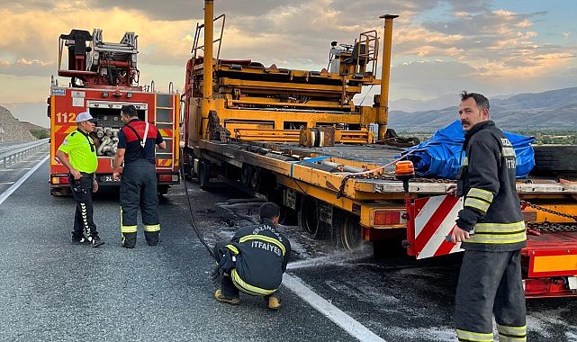 Erzincan'da seyir halindeki tırın dorsesi yandı