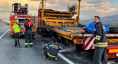 Erzincan'da seyir halindeki tırın dorsesi yandı