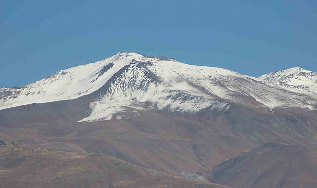 Erzincan'ın yüksek kesimleri mevsimin ilk karıyla beyaza büründü