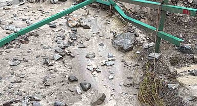 Erzurum Uzundere'de aşırı yağış sel getirdi