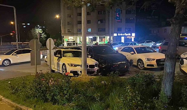 Erzurum'da kavşakta otomobiller çarpıştı: 2 yaralı