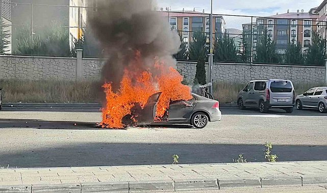 Erzurum'da korkutan araç yangını: Art arda patlamalar yaşandı