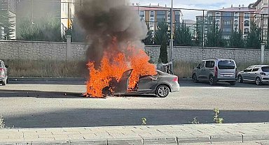 Erzurum'da korkutan araç yangını: Art arda patlamalar yaşandı