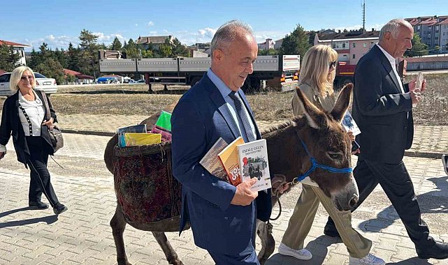 Eşeğiyle kitap taşıyor, köy çocuklarının hayallerine ışık oluyor
