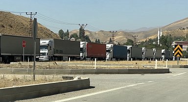 Esendere Gümrük Kapısı'nda 3 kilometrelik tır kuyruğu oluştu
