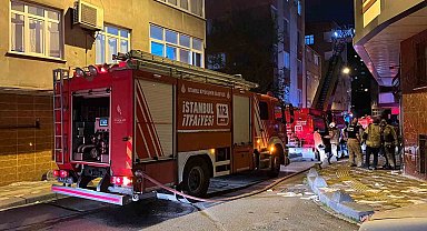 Esenler'de 4 katlı boş binanın çatısında yangın