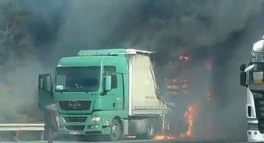 Esenyurt TEM Otoyolunda tır bilinmeyen bir nedenle alev alev yanmaya başladı. Olay yerine itfaiye ekipleri sevk edildi.