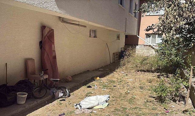 Eskişehir'de 3'üncü kattaki balkondan aşağıya düşen 4 yaşındaki çocuk yaralandı