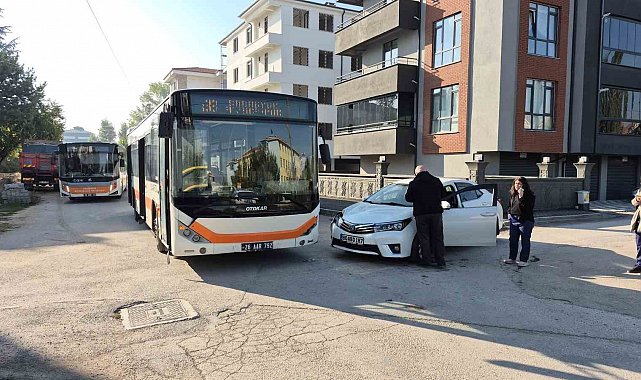 Eskişehir'de belediye otobüsü ile otomobil çarpıştı: 2 öğrenci yaralandı