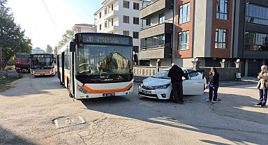 Eskişehir'de belediye otobüsü ile otomobil çarpıştı: 2 öğrenci yaralandı