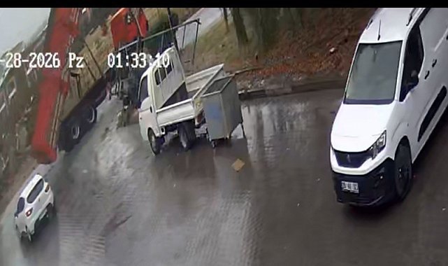 Eskişehir'de damperi açık kalan kamyon sanayi sitesinin kapısını böyle yıktı