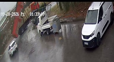 Eskişehir'de damperi açık kalan kamyon sanayi sitesinin kapısını böyle yıktı