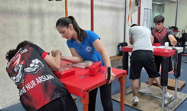 Eskişehir'de Gaziler Günü dolayısıyla bilek güreşi turnuvası yapıldı