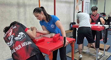 Eskişehir'de Gaziler Günü dolayısıyla bilek güreşi turnuvası yapıldı