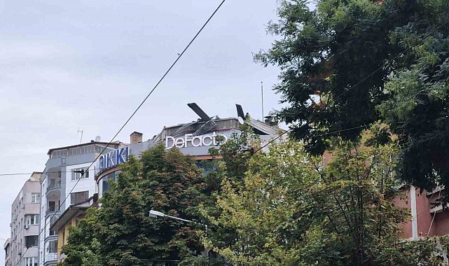 Eskişehir'de giyim mağazasının çatısında yangın çıktı