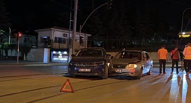 Eskişehir'de iki otomobil çarpıştı: 2 yaralı