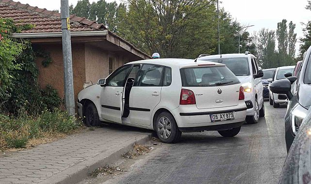 Eskişehir'de kontrolden çıkan otomobil duvara çarptı