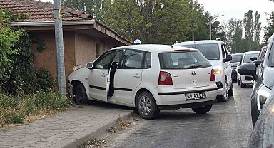 Eskişehir'de kontrolden çıkan otomobil duvara çarptı