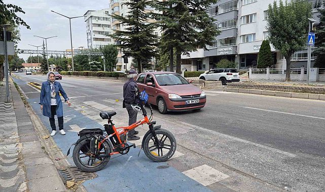Eskişehir'de otomobilin çarptığı bisiklet sürücüsü yaralandı