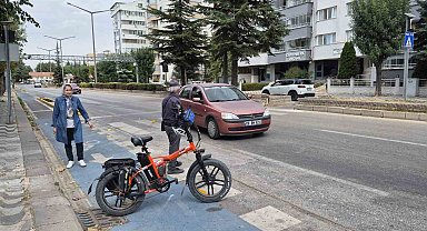 Eskişehir'de otomobilin çarptığı bisiklet sürücüsü yaralandı