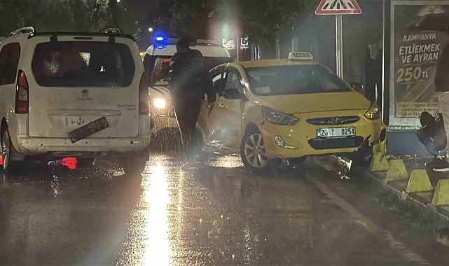 Eskişehir'de taksi ile panelvan çarpıştı: 3 yaralı