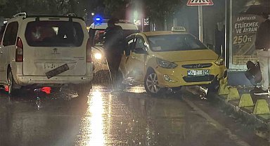 Eskişehir'de taksi ile panelvan çarpıştı: 3 yaralı