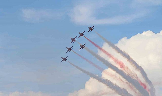 Eskişehir'de Türk Yıldızları gökyüzüne imza attı