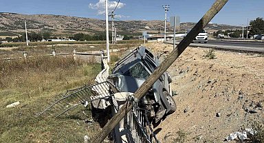 Eskişehir'de virajı alamayan araç refüje devrildi: 1'i ağır 3 yaralı