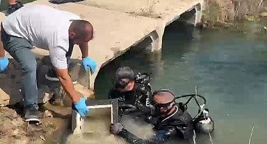 Evden çaldıkları çelik kasaları dereye attılar, altınları motosiklet koltuğuna sakladılar